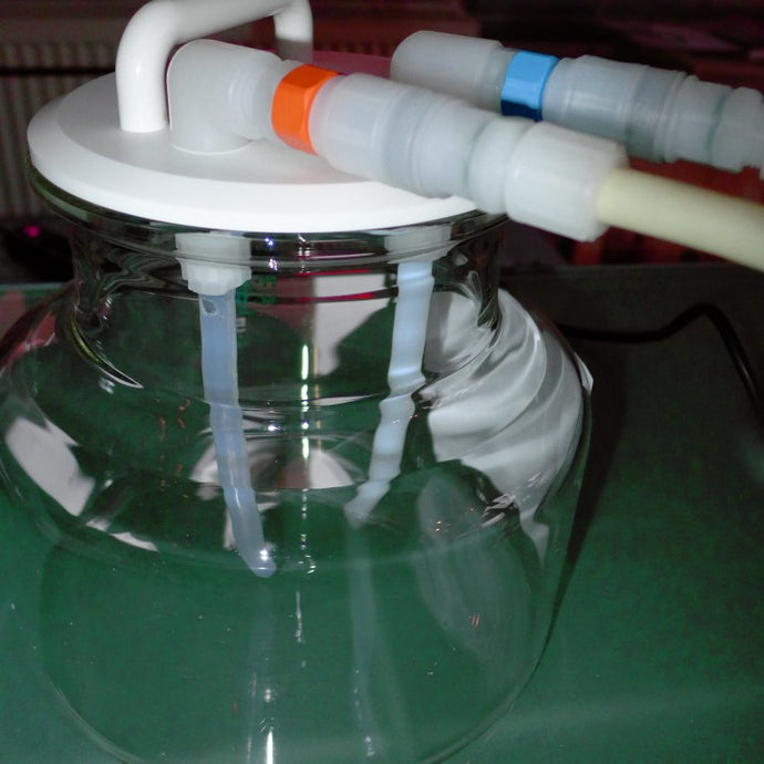 Electrolyte tank with cover
